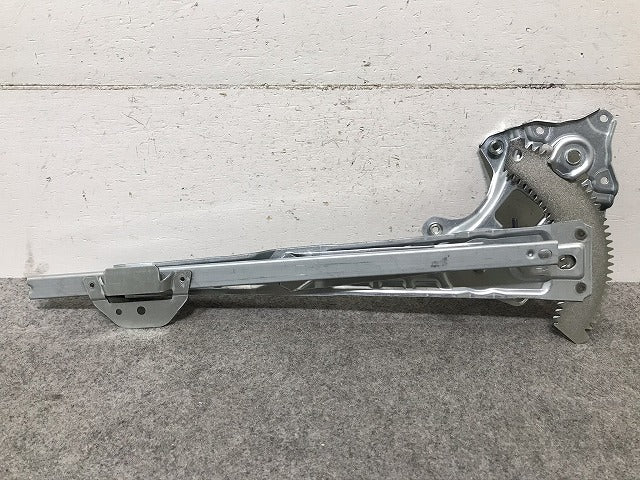【新品】新品! キャラバン NV350 E26 左フロントレギュレター 日産(105267)