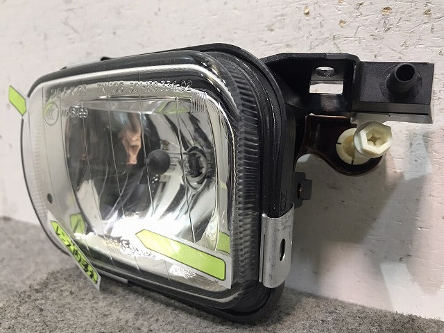新品 Cクラス W203/2000-2007 純正 右フォグランプ/ライト/レンズ ハロゲン HELLA A 203 820 20 56/A203820205664 ベンツ(116978)
