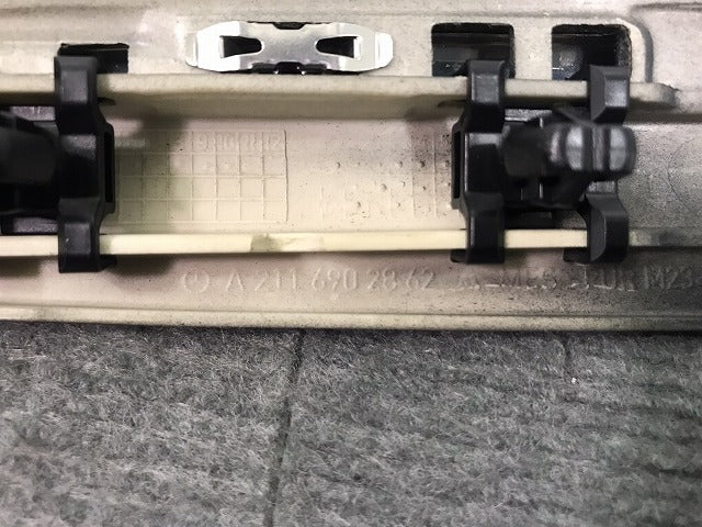 新品! Eクラス/W211/2002-2009 純正 右フロントフェンダーモール A 211 690 28 62/21169028629197 ブラック メルセデスベンツ (117022)