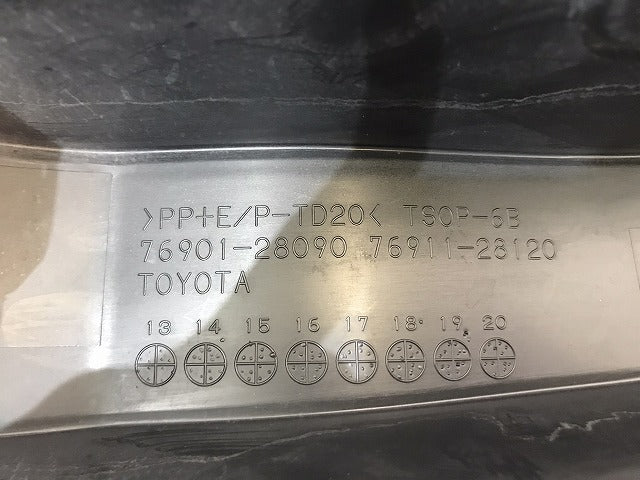 ヴォクシー/ノア/エスクァイア/80系/ZRR80W/ZRR85W/ZRR80G/ZRR85G/ZWR80W 純正 右フロントフェンダープロテクター 76901-28090 (121181)
