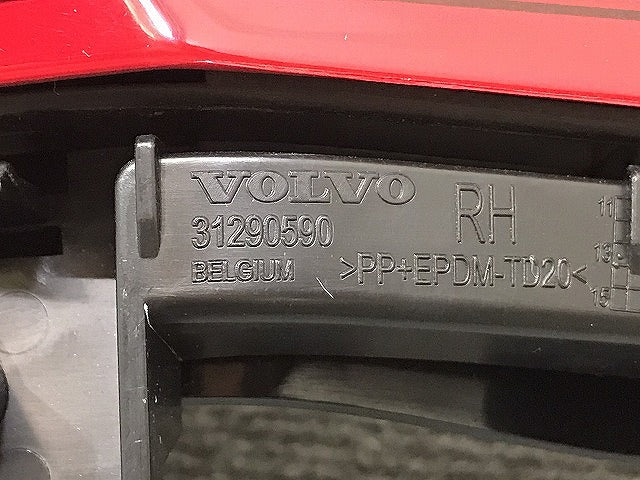 V40 /MB系/ 純正 右 テールランプ/ライト/レンズ LED VALEO 31395845 ボルボ (123384)