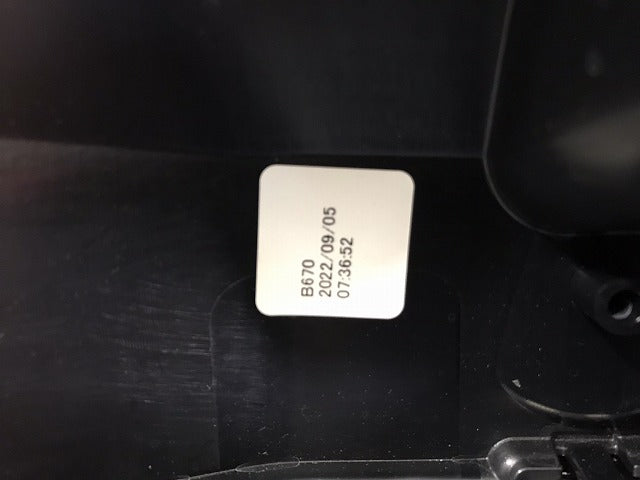 新車外し!ノア/SG/SZ 90/ZWR90W/ZWR95W/MZRA90W/MZRA95W 純正 フロントグリル/ラジエーターグリル カメラ穴付 53101-V1020/53112(124094)