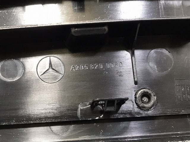 新品!Cクラス W205 純正 リア ハイマウントランプカバー A205 820 0060 20582002609051 素地 メルセデスベンツ(126135)