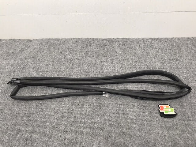 新品!V70/XC70 シリアル下6桁311919までの車両 左 フロント ドアウェザーストリップドア側 30661098 V 30661098 ボルボ(126405)