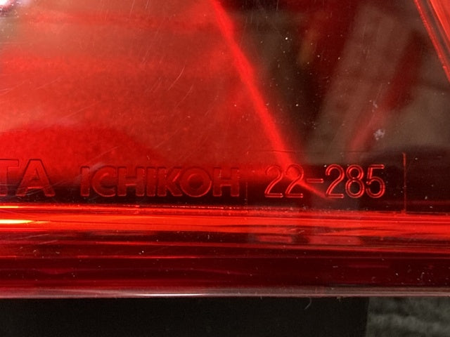 新品!チェイサー GX100/GX105/JZX100/JZX101/JZX105 純正 後期 左 テールランプ ハロゲン ICHIKOH 22-285 81561-2A040 トヨタ(130082)