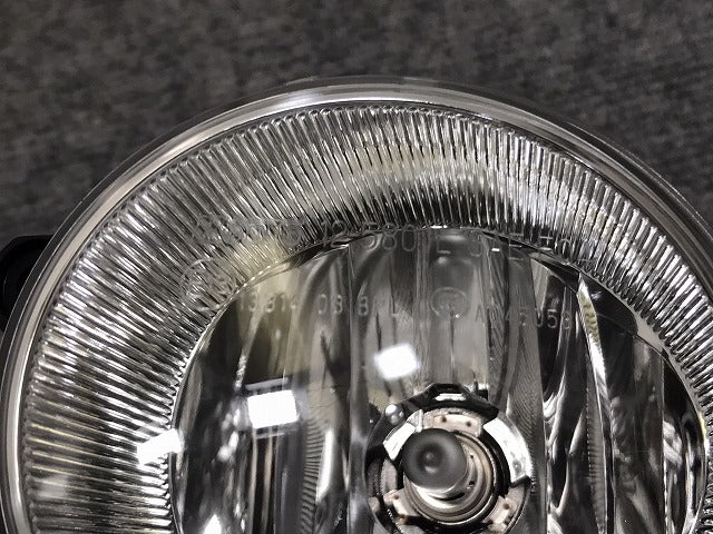 新車外し!トヨタ 汎用 アルファード/ヴェルファイア/ノア/ヴォクシー/アクア/プリウス 等 純正 左 フォグランプ/フォグライト 12-580(130118)