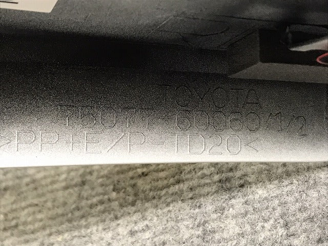 新車外し!ランドクルーザー/ランクル FJA300W/VJA300W 純正 右リア フェンダーアーチモール/オーバーフェンダー 75077-60060 プレシャスホワイトパール 090(131421)