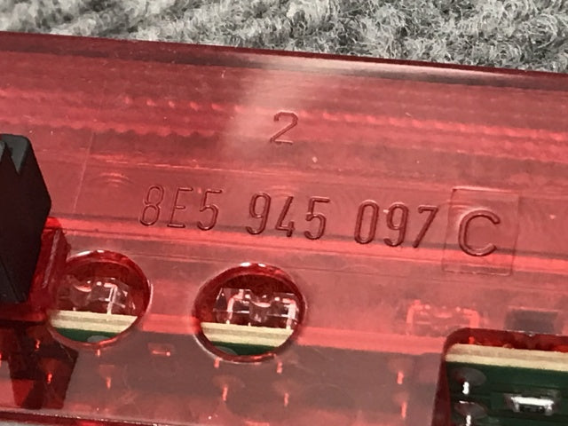 新品!A4(B6/B7) 8E系 純正 ハイマウントストップランプ/テールランプ/ライト/レンズ LED 8E5 945 097 8E5945097C アウディ(134564)