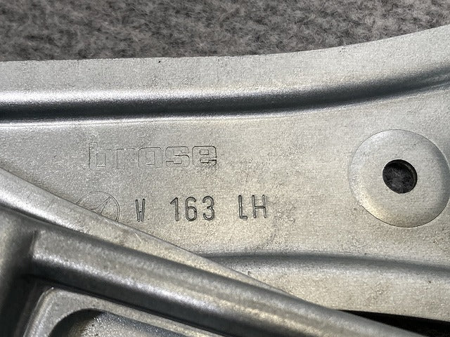 新品!Mクラス/ML W163 純正 左 フロントドア レギュレター/パワーウィンドウレギュレーター 1637201146 メルセデスベンツ(134750)