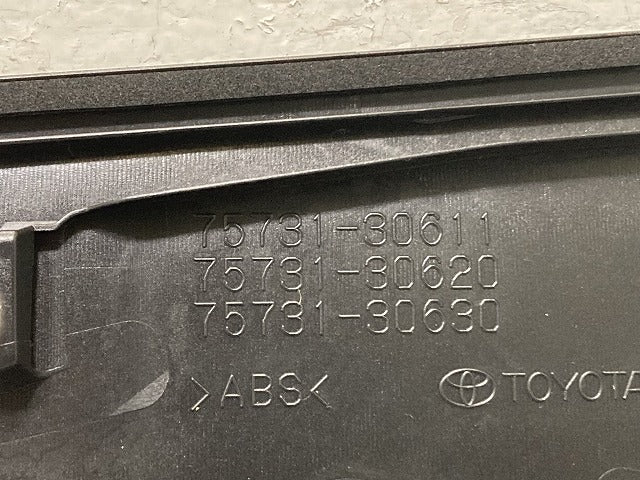 新車取り外し!クラウン/クロスオーバー TZSH35/AZSH35 純正 右 フロント サイド ドア ガーニッシュ 75731-30611 ブラック ソリッド トヨタ(135727)