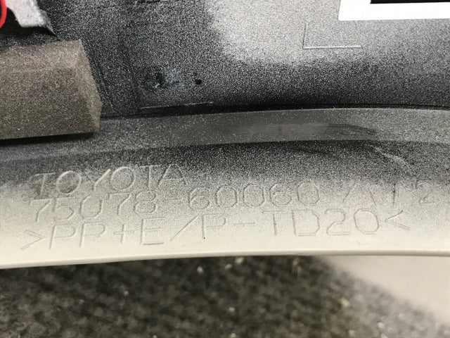 新車取り外し!ランドクルーザー/ランクル FJA300W/VJA300W 純正 左 リア ドア アーチモール/オーバーフェンダー 75078-60060(136398)