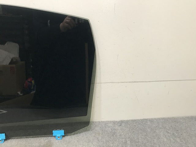 オーラ/AURA FE13/FSNE13 純正 右 リア ドア ガラス 日産(137933)