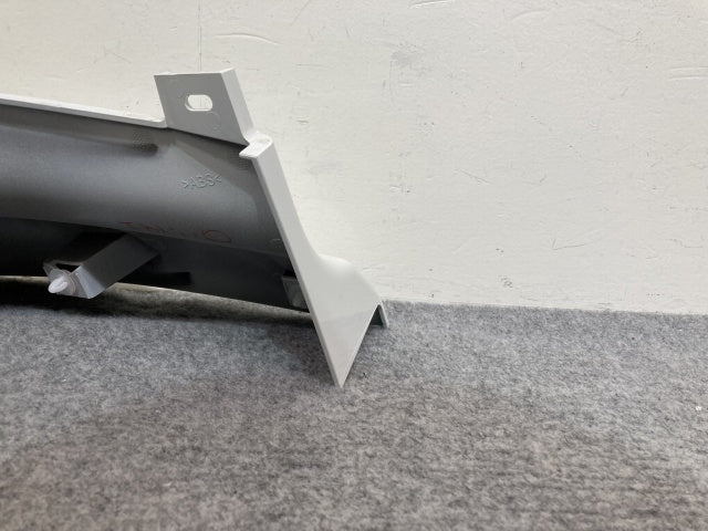 新車取り外し!ギガ 大型 2代目 2015- 10t 純正 左 アッパー フロント コーナーパネル/コーナーカバー ホワイト ソリッド いすゞ(138870)