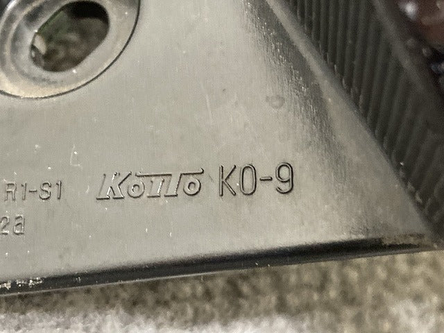 ヤリス KSP210/MXPA10/MXPA15 ハイブリッド/MXPH10/MXPH15 MXPH14/MXPH17 純正 右テールランプ/ライト/レンズ ハロゲン KOITO K0-9(139359)
