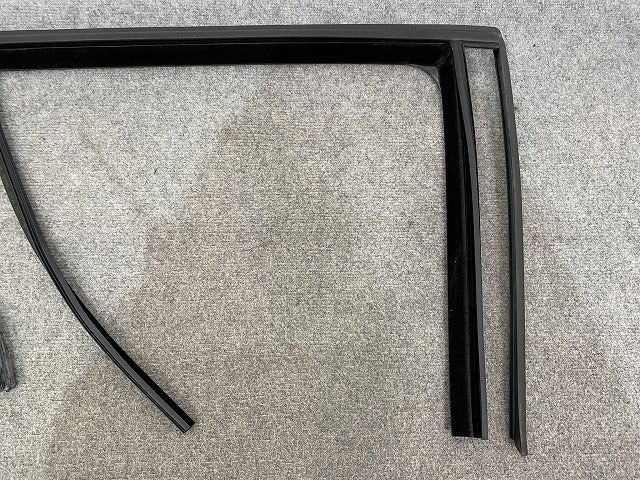 新品!ゴルフ5/GOLFⅤ 1K系 純正 右 リア ウインドウ ガイド 1K6839432G5AP フォルクスワーゲン(140584)