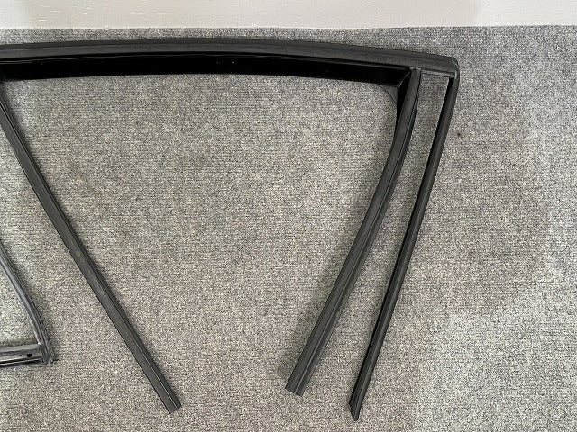 新品!ゴルフ5/GOLFⅤ 1K系 純正 右 リア ウインドウ ガイド 1K6839432G5AP フォルクスワーゲン(140585)