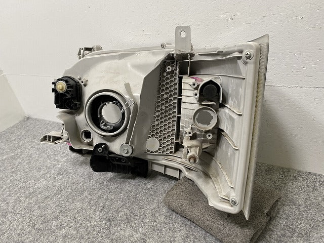 ハイエース/レジアスエース 200系/4型/5型/6型/7型 純正 後期 右 ヘッドライト/ランプ ハロゲン レベライザー 刻印72 KOITO 26-131(140978)