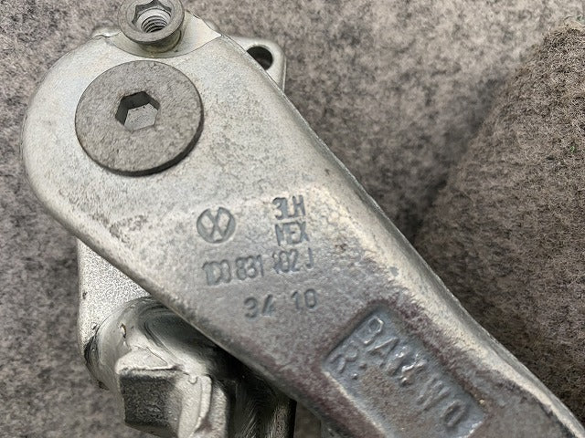 新品!ビートル 2006-2010 純正 右 フロントドアヒンジ 1C0 831 102 J 1C0831402J フォルクスワーゲン(141092)