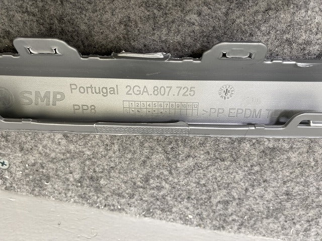 新品!Tロック/T-ロック A1DFF/A1DPC 純正 リア バンパーガーニッシュ 2GA.807.725 2GA8077252UC シルバー メタリック VW(142617)