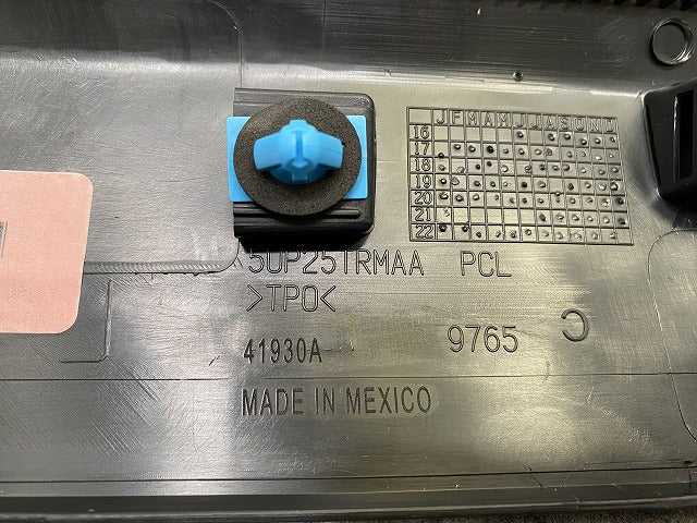 新品!ジープコンパス 左 フロント ドアモールディング 5UP25TRMAA 5UP25RXFAB 素地 クライスラー(143143)