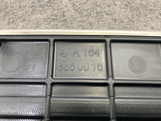 新品!MLクラス W164 純正 リア バンパー ローディングプレート シルバートリム A 164 885 00 16 A1648800111 メッキ(147050)