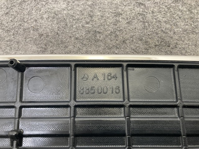 新品!MLクラス W164 純正 リア バンパー ローディングプレート シルバートリム A 164 885 00 16 A1648800111 メッキ(147051)