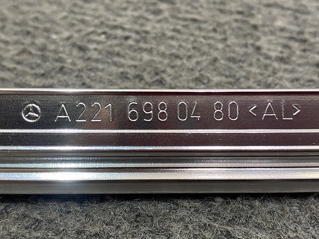 新品!Sクラス W221 純正 右 リア ドア ウィンドウ フレーム/アッパー フレーム A221 698 04 80 A2216980480 メッキ(147203)