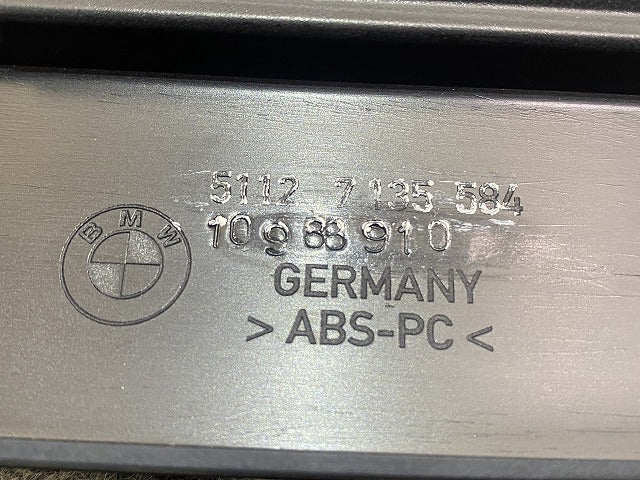新品!7シリーズ E65 純正 リア バンパーストリップセンター/プライムドセンター 5112 7135 584 51127142234 サフ BMW(147218)