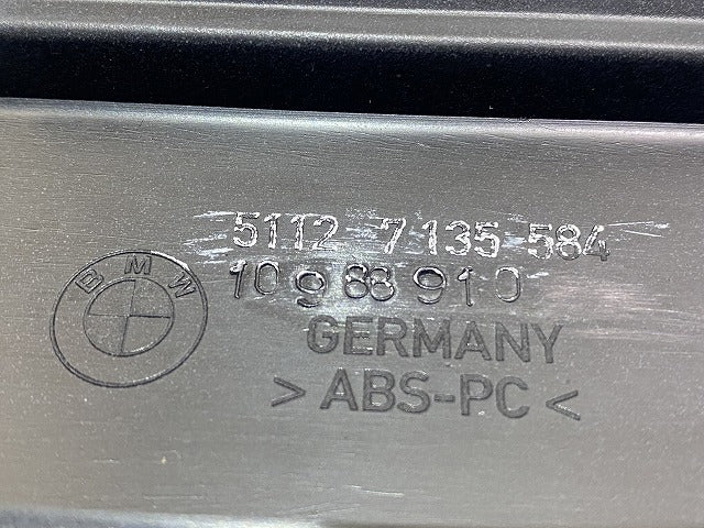 新品!新品!7シリーズ E65 純正 リア バンパーストリップセンター/プライムドセンター 5112 7135 584 51127142234 サフ BMW (147219)