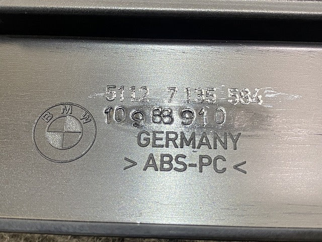 新品!7シリーズ E65 純正 リア バンパーストリップセンター/プライムドセンター 5112 7135 584 51127142234 サフ BMW(147221)