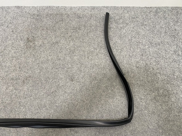 新品!3シリーズ E36 純正 右 フロント ドア ウィンドウ ガイド 51328213982 BMW(147269)