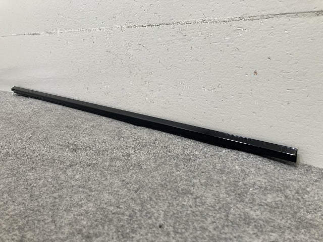 新品!5シリーズ E60/E61 純正 右 フロント ドア ベルトモール 51217207256 ブラック ソリッド BMW(147288)