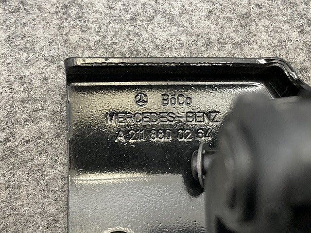 新品!Eクラス W211 純正 サイド エンジンボンネット/フードロック/キャッチ A211 880 02 64 A2118800464 メルセデスベンツ(147382)