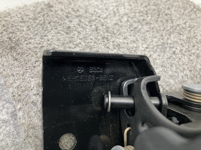 新品!Eクラス W211 純正 サイド エンジンボンネット/フードロック/キャッチ A211 880 02 64 A2118800464 ブラック ソリッド(147385)