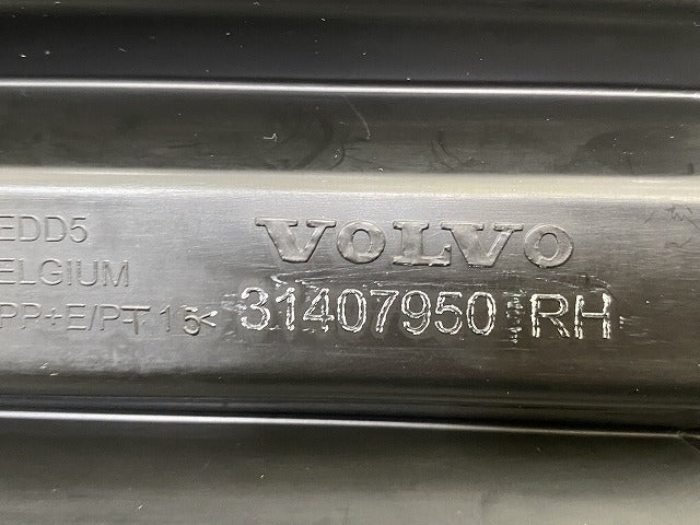 新品!XC40 XB系 純正 右 フロント バンパー グリル 31407950 V31407950 素地 ボルボ(147811)