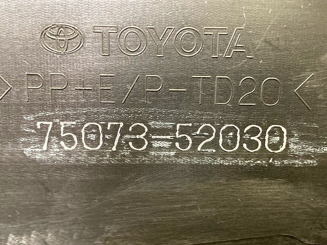 新車取り外し!ヤリスクロス MXPB10/MXPB15/MXPJ10/MXPJ15 純正 右 フロント ドア サイドパネル 75073-52030 素地 トヨタ(148100)