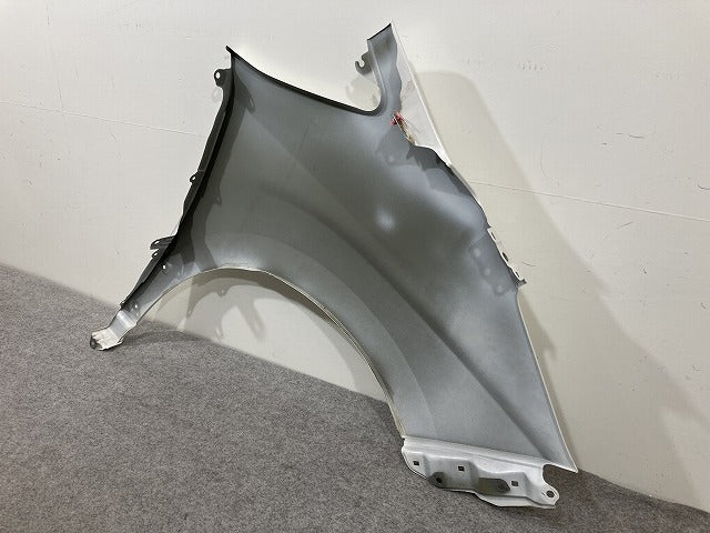 ノア NOAH 80系/ZRR80G/ZRR85G/ZRR80W/ZRR85W/ZWR80W/ZWR80G 純正 左 フロント フェンダー ホワイトパールクリスタルシャイン(150342)