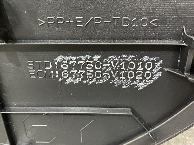 ヴォクシー/ノア 90系/ZWR90W/ZWR95W/MZRA90W/MZRA95W 純正 バックドア トリム リアゲート 内張り 67750-V1010 素地 トヨタ(151528)
