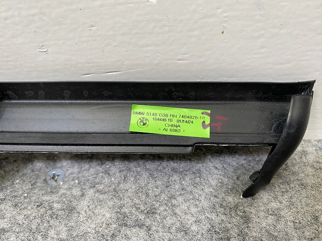新品!5シリーズ G30 純正 右 フロント ドア ベルトモールアウター 51337404026 ブラック ソリッド BMW(152404)