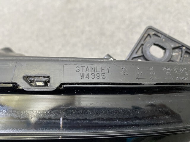 フィット GR1/GR2/GR3/GR4 純正 右 ヘッドライト/ランプ LED レベライザー STANLEY W4395 33100-TZA-J23 ホンダ(152733)