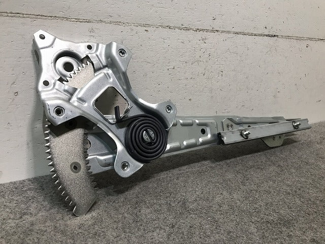 【新品】新品! キャラバン NV350 E26 左フロントレギュレター 日産(105267)