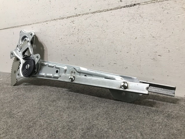 【新品】新品! キャラバン NV350 E26 左フロントレギュレター 日産(105267)