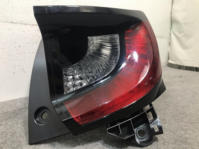 ヤリス MXPA10/MXPA15/KSP210/MXPH10/MXPH15 純正 右テールランプ/ライト/レンズ KOITO K0-9 純正品番 81551-K0010 トヨタ(107259)