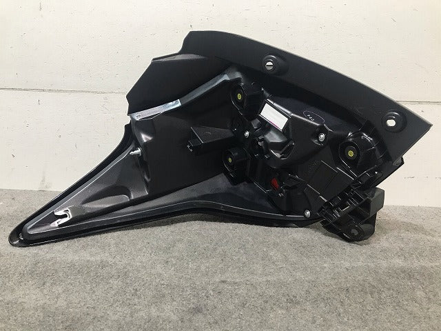 ヤリス MXPA10/MXPA15/KSP210/MXPH10/MXPH15 純正 右テールランプ/ライト/レンズ KOITO K0-9 純正品番 81551-K0010 トヨタ(107259)