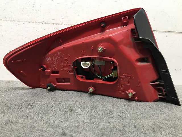スカイライン セダン V35/NV35/PV35 純正 右テールランプ/ライト/レンズ KOITO 220-63622 日産(108063)