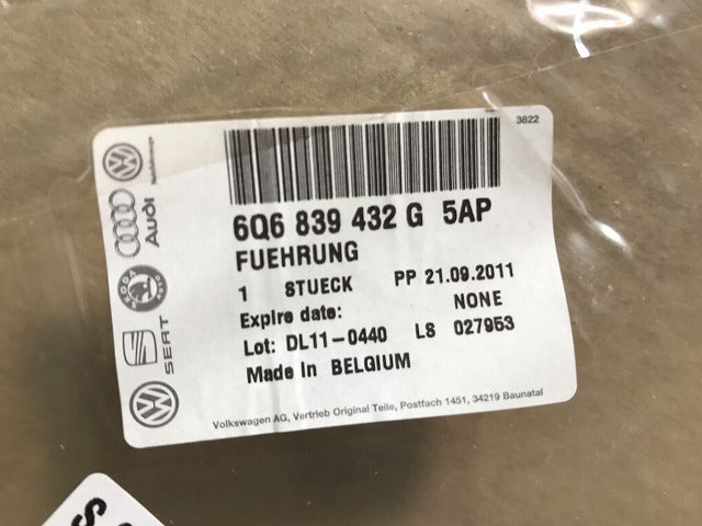 新品! ポロ/POLO 9N系 2001～2010 純正 右リアウィンドガイド 6Q6839432G5AP フォルクスワーゲン(108785)