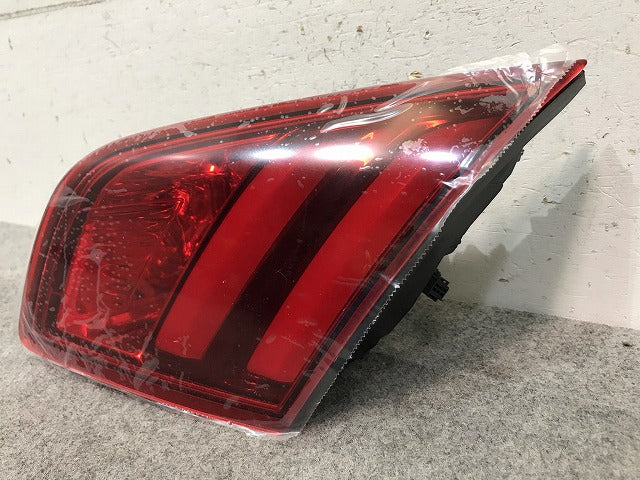 新品! 308 ハッチバック T9系 純正 右テールランプ/ライト/レンズ  LED 9677818280 81260201 プジョー(108788)