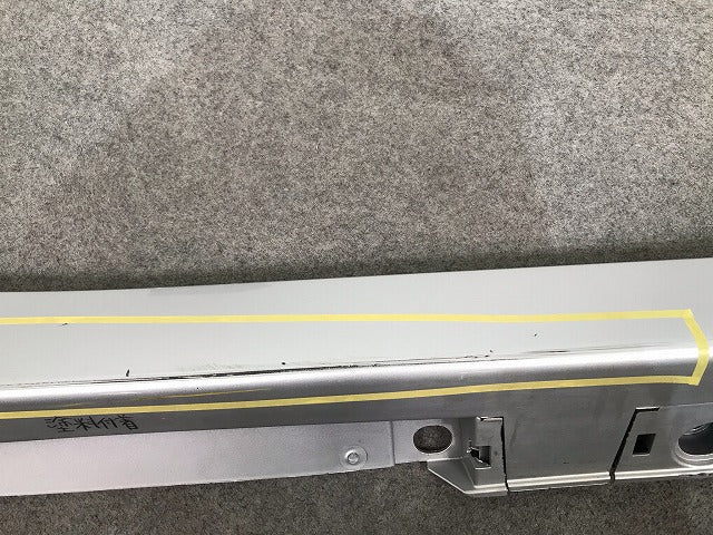 プリウス ZVW30 純正 右サイドステップ 75850-47010 シルバーメタリック カラーNo.1F7 トヨタ(109637)