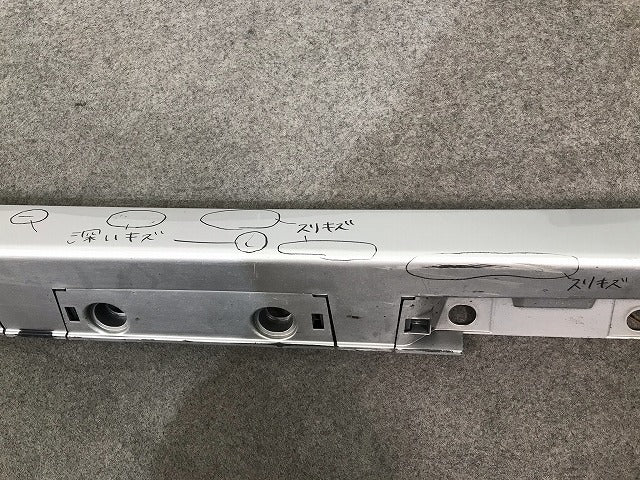 プリウス ZVW30 純正 右サイドステップ 75850-47010 シルバーメタリック カラーNo.1F7 トヨタ(109637)