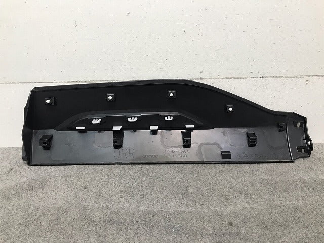 新車取り外し! ヤリスクロス XPB10/MXPB15/MXPJ10/MXPJ15 純正 右リアドア サイドパネル マッドガード 75077-52030 素地 トヨタ(109849)